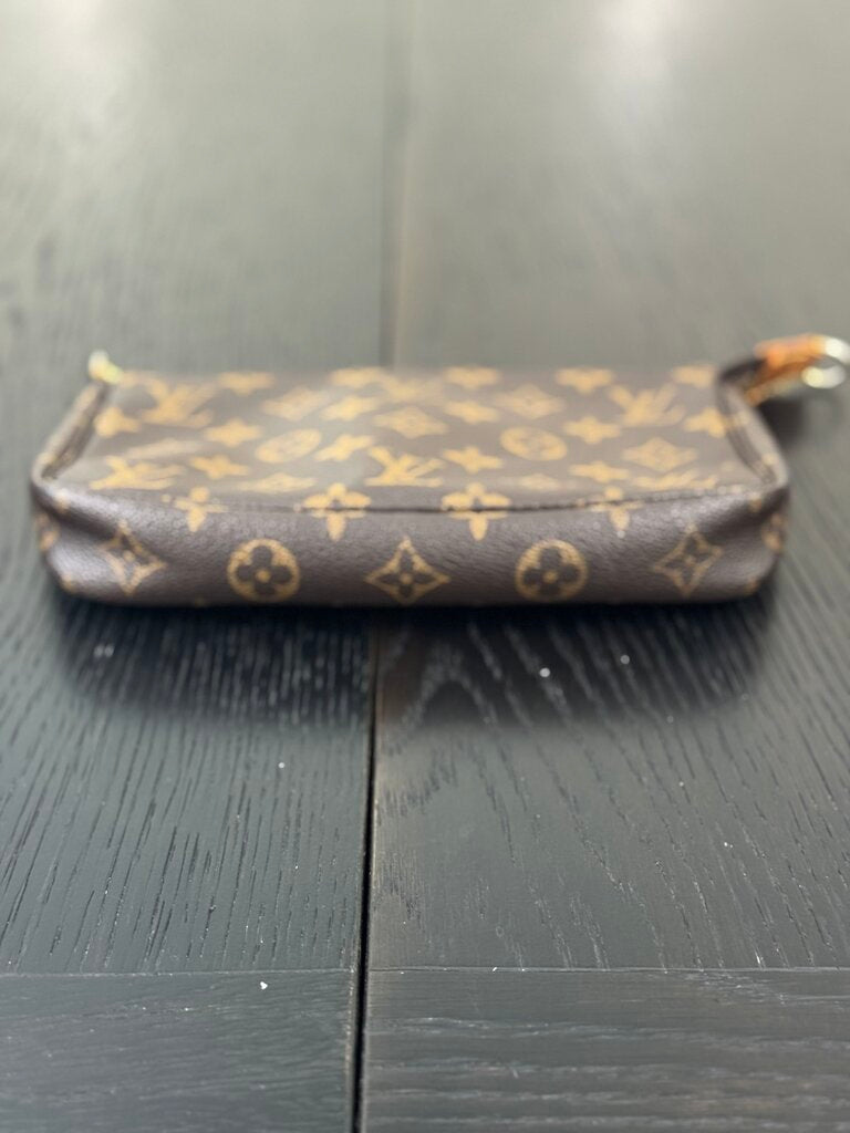 Louis Vuitton Monogram Pouchette