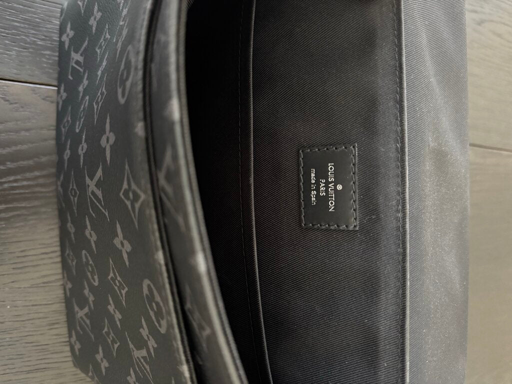 Louis Vuitton District Messenger Bag Eclipse Canvas