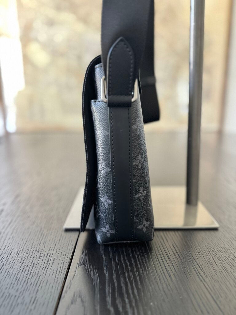Louis Vuitton District Messenger Bag Eclipse Canvas