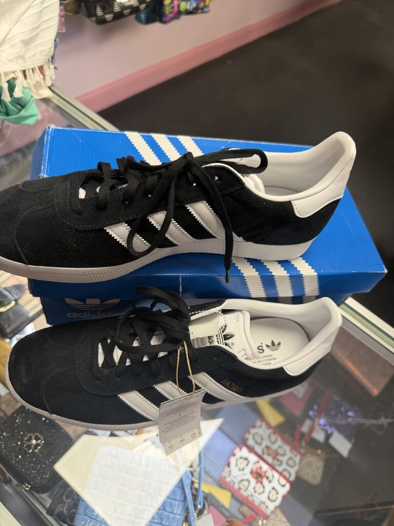 10.5 Adidas Gazelle Lace Up Sneakers
