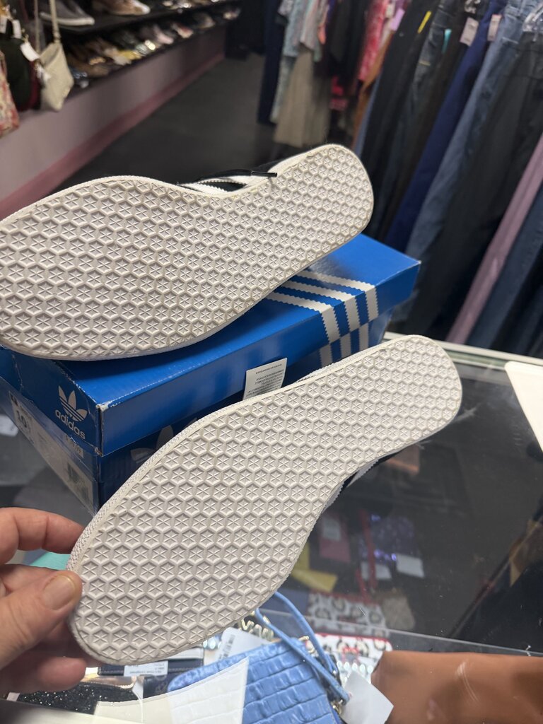 10.5 Adidas Gazelle Lace Up Sneakers