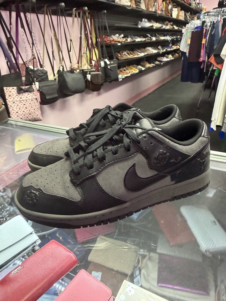 10 Nike Dunk Black Roses Sneakers