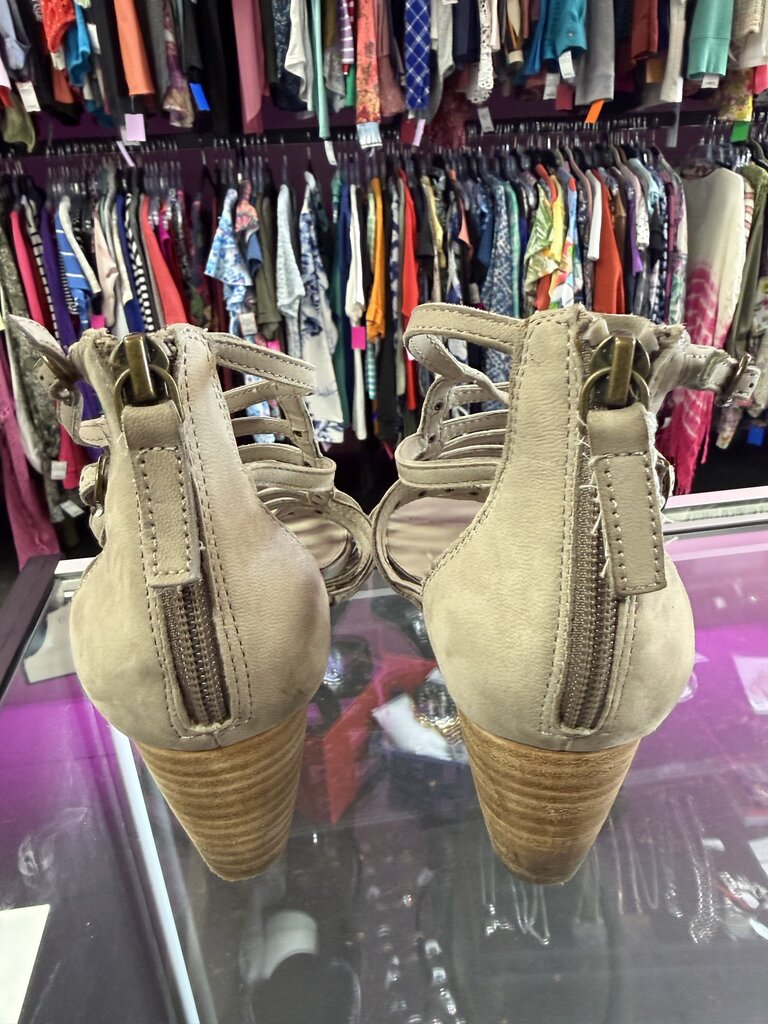 9.5 Strappy Wedge Rivet Detail