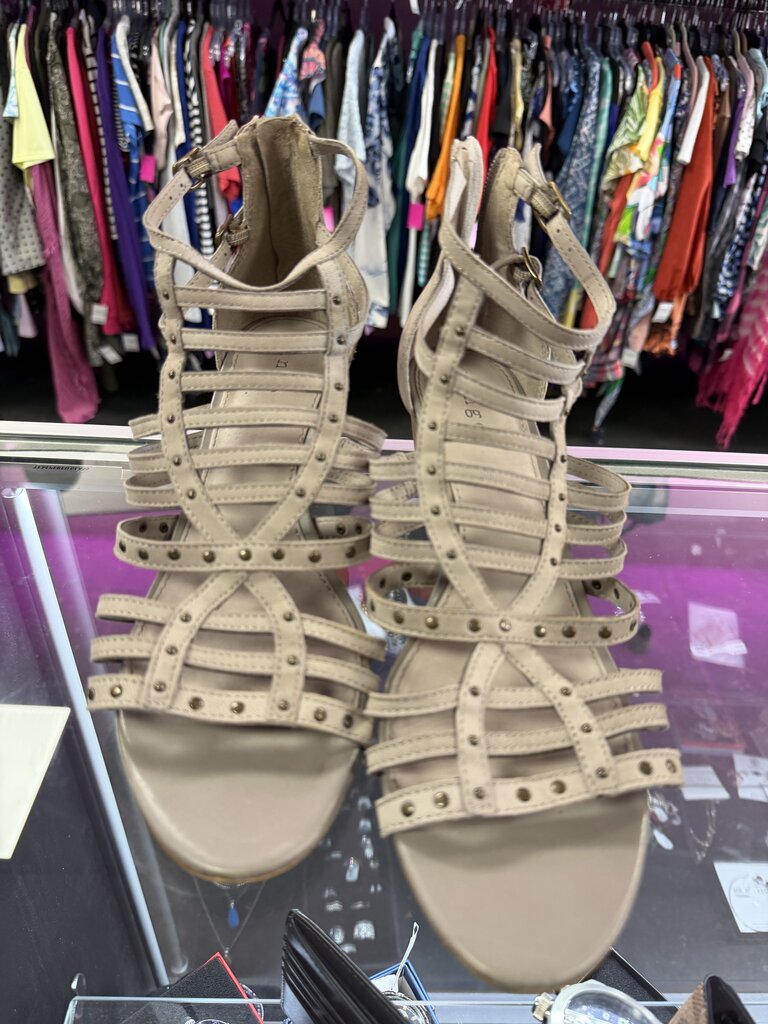 9.5 Strappy Wedge Rivet Detail
