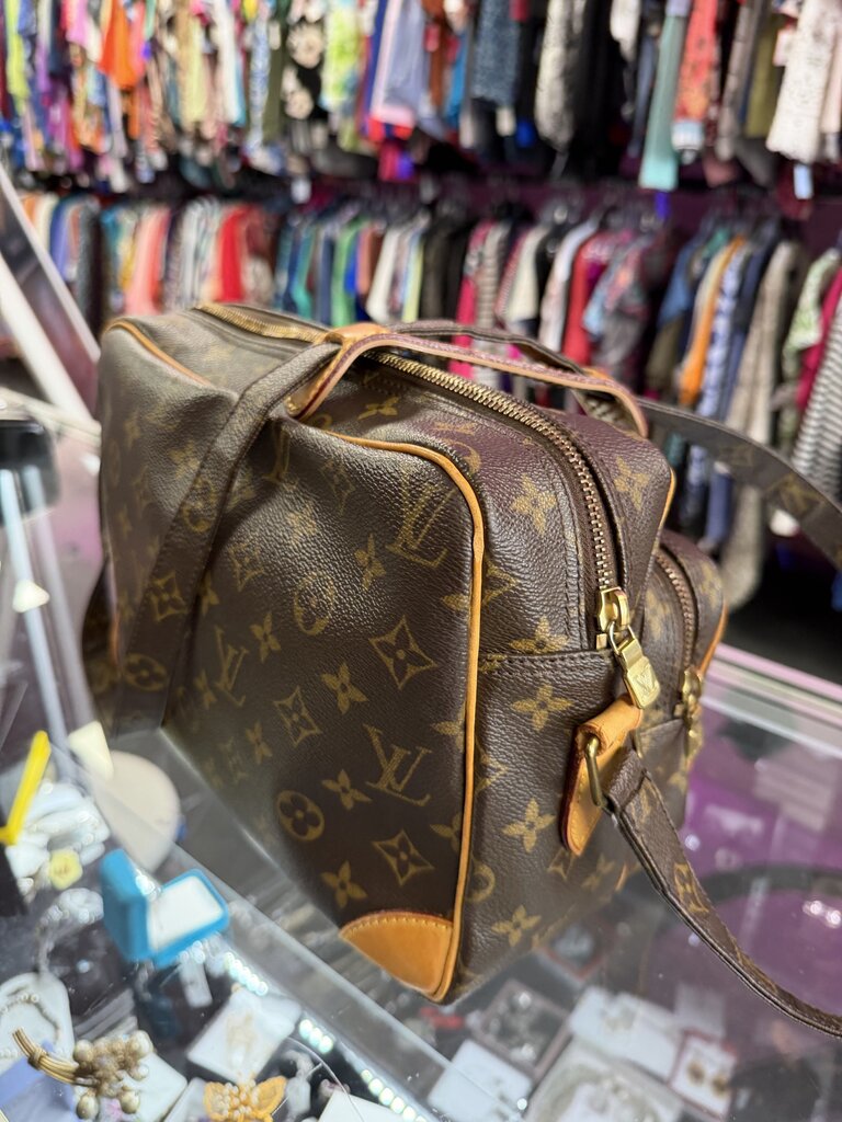 Louis Vuitton Nile 28 Crossbody AR0099 France Sept. 2009