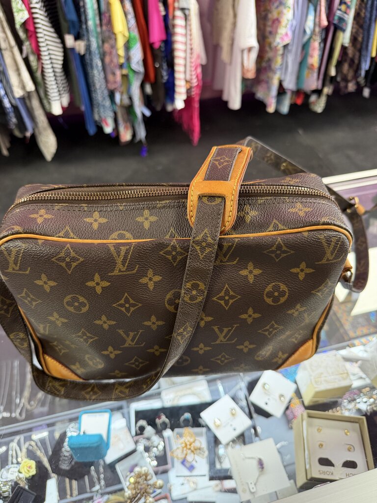 Louis Vuitton Nile 28 Crossbody AR0099 France Sept. 2009