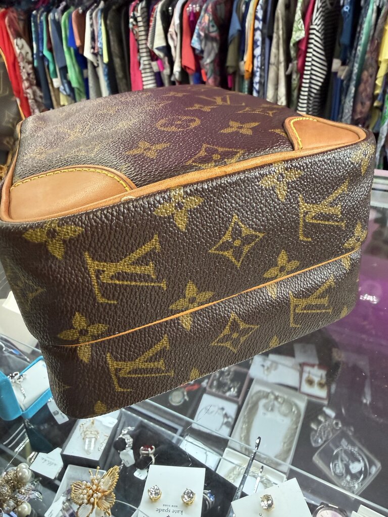 Louis Vuitton Amazone Monogram Crossbody AR 0031 France in March of 2001