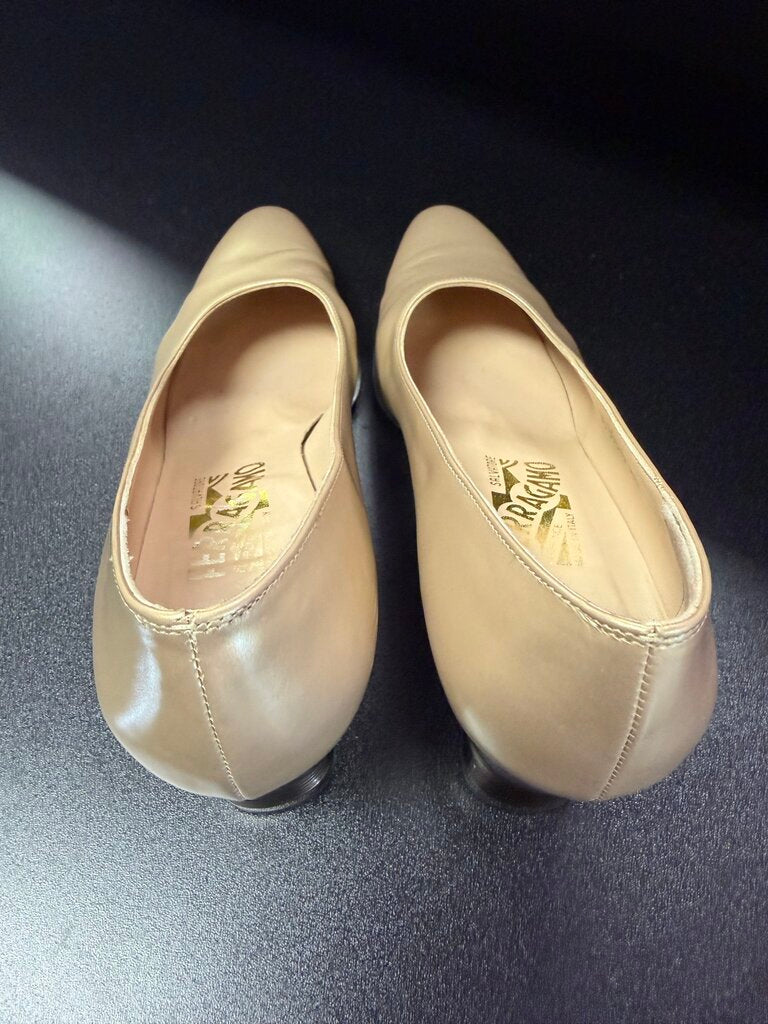 7.5 Salvatore Ferragamo Gold Leather Pump
