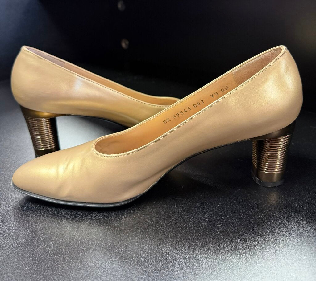 7.5 Salvatore Ferragamo Gold Leather Pump