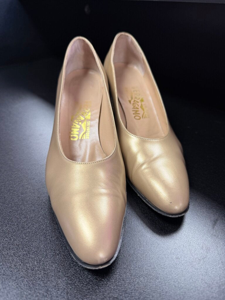7.5 Salvatore Ferragamo Gold Leather Pump