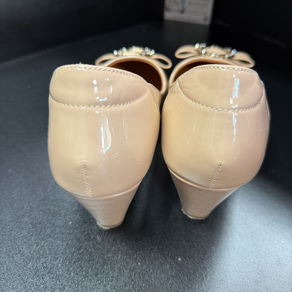 10/41 Insignia Patent Bow Gold Embellishment Heel