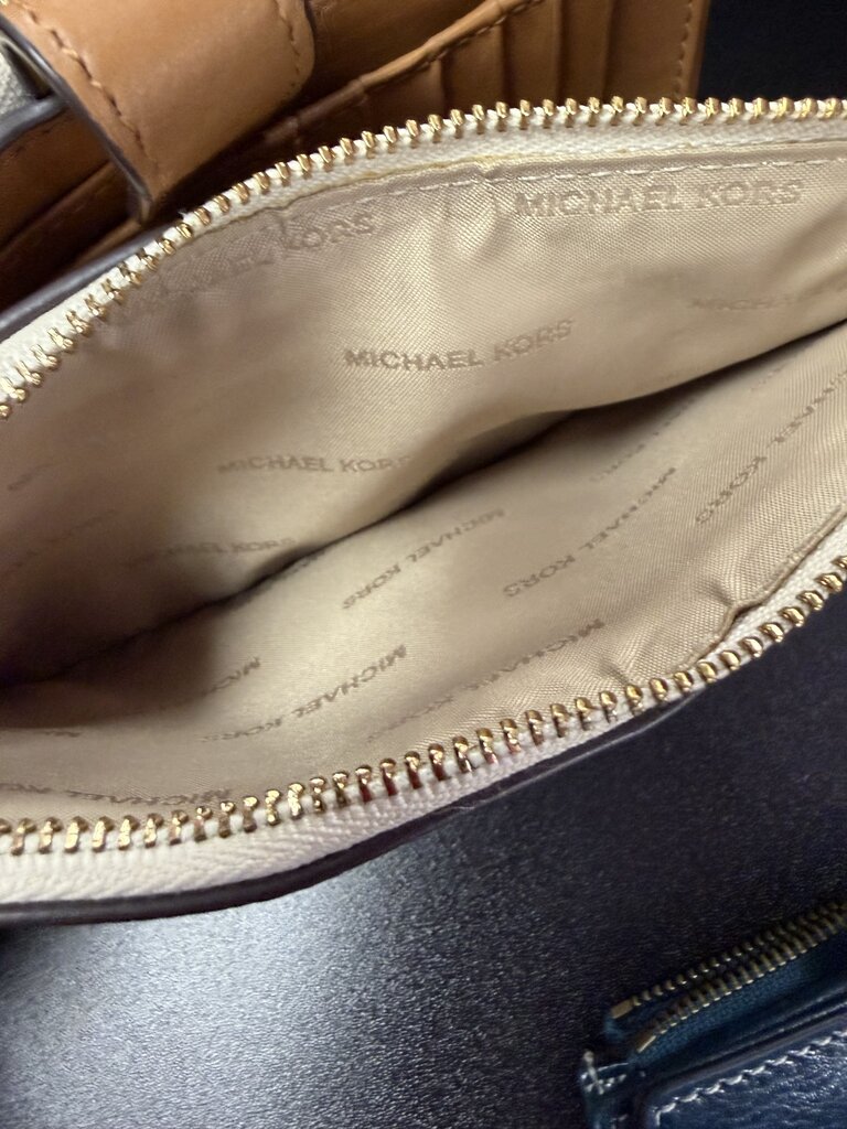 Michael Kors Jet Set Travel Wallet