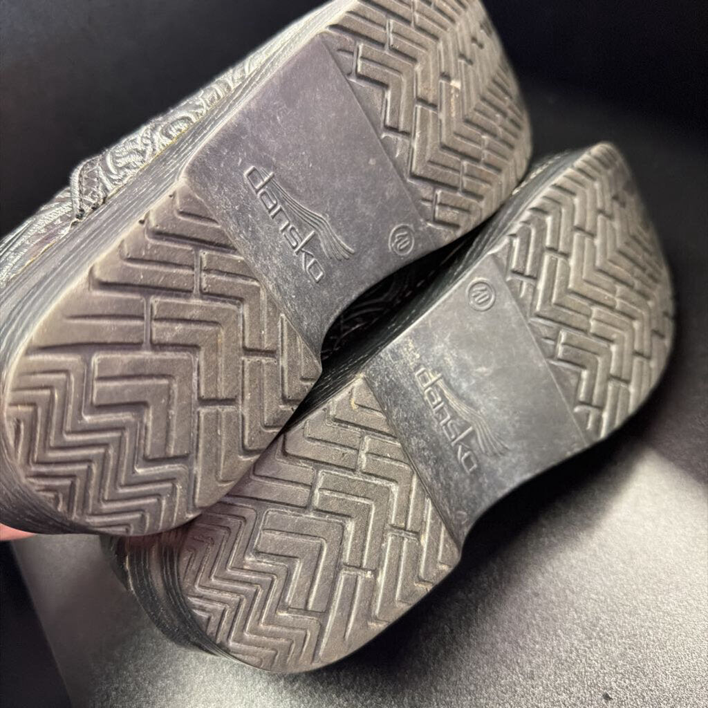 40/9 Dansko Embossed Clog