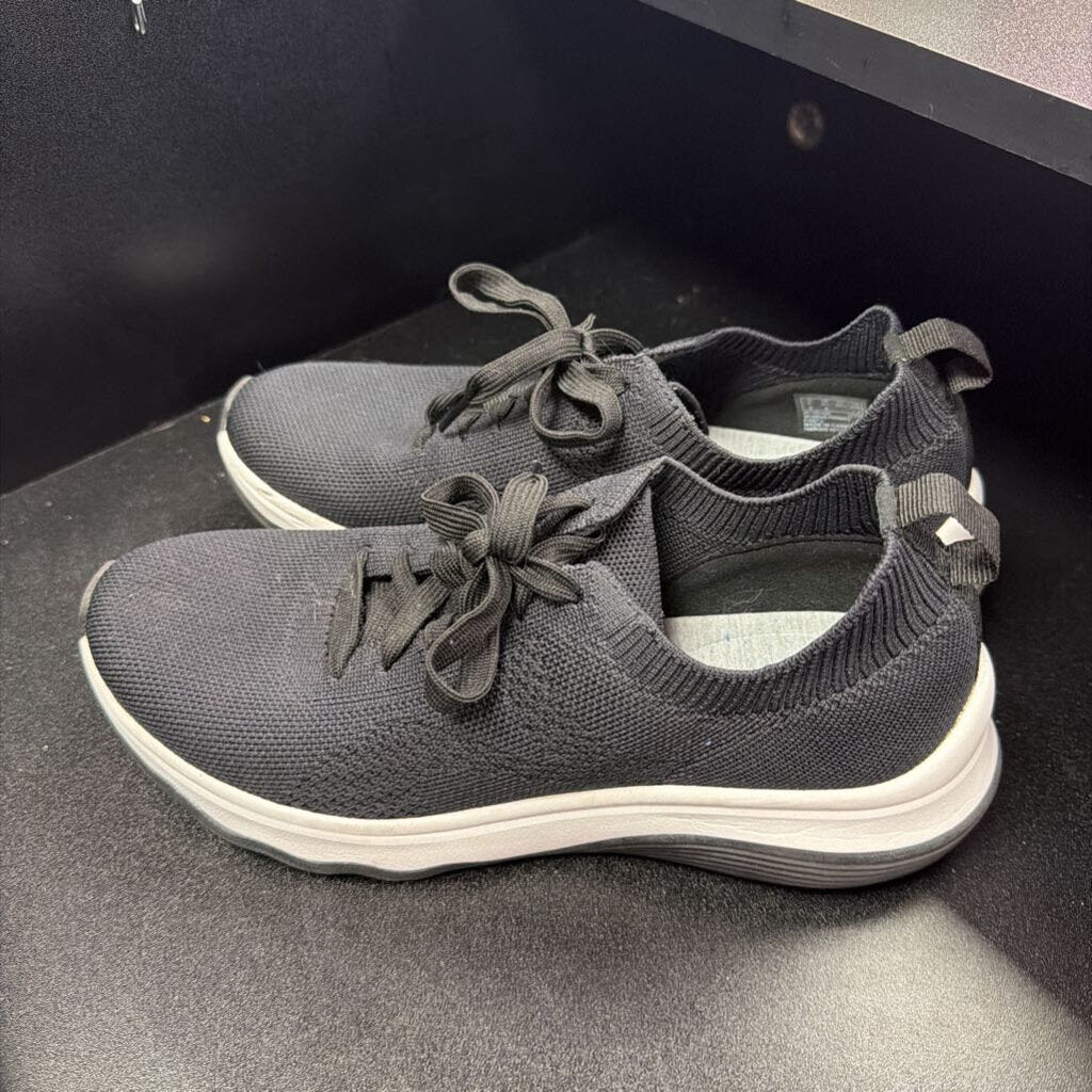 9 Clark's Cloudsteppers Lace Circuit Sneakers