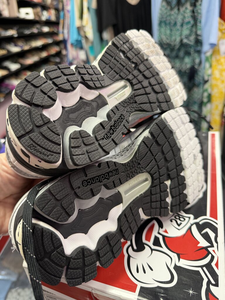 7.5 New Balance Limited Edition runDisney Minnie Mouse Sneakers 860v5
