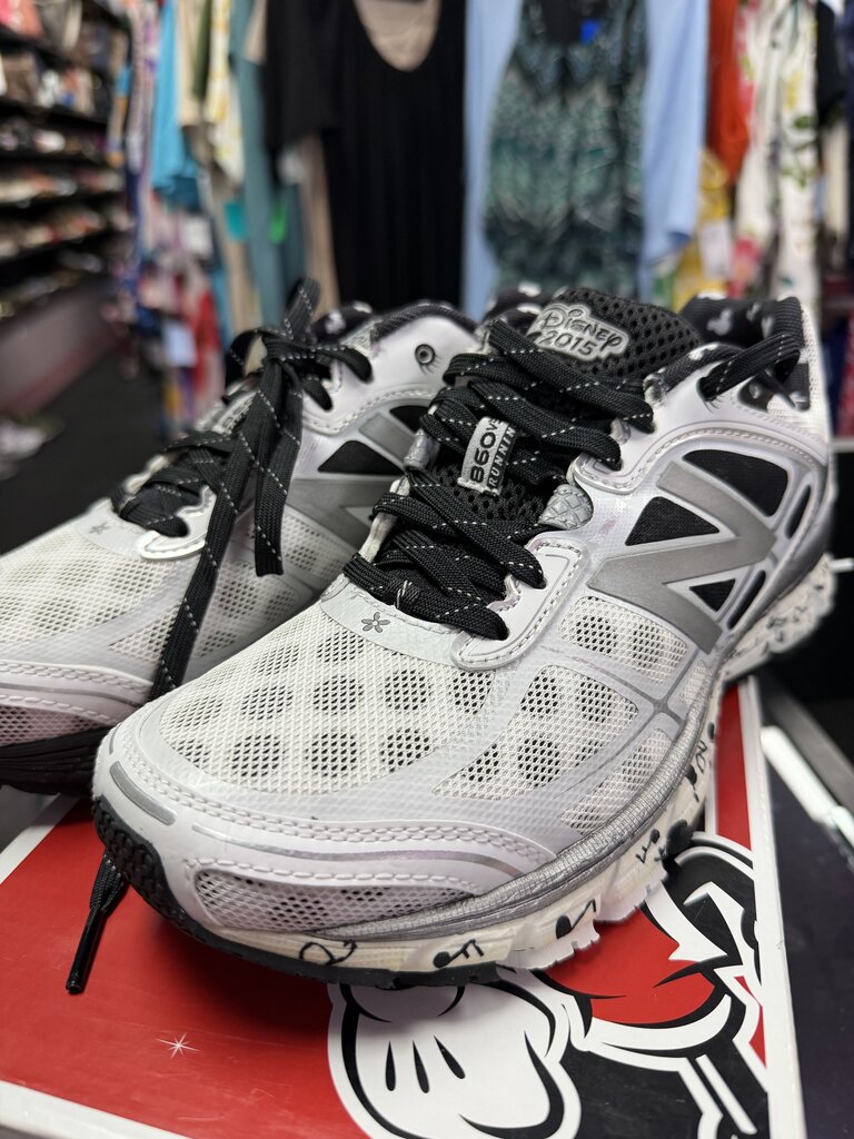 7.5 New Balance Limited Edition runDisney Minnie Mouse Sneakers 860v5