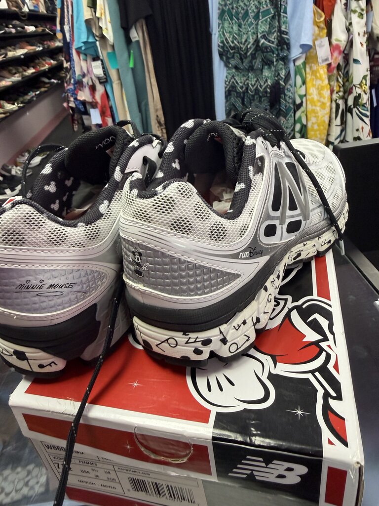 7.5 New Balance Limited Edition runDisney Minnie Mouse Sneakers 860v5