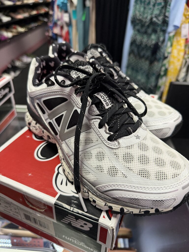 7.5 New Balance Limited Edition runDisney Minnie Mouse Sneakers 860v5