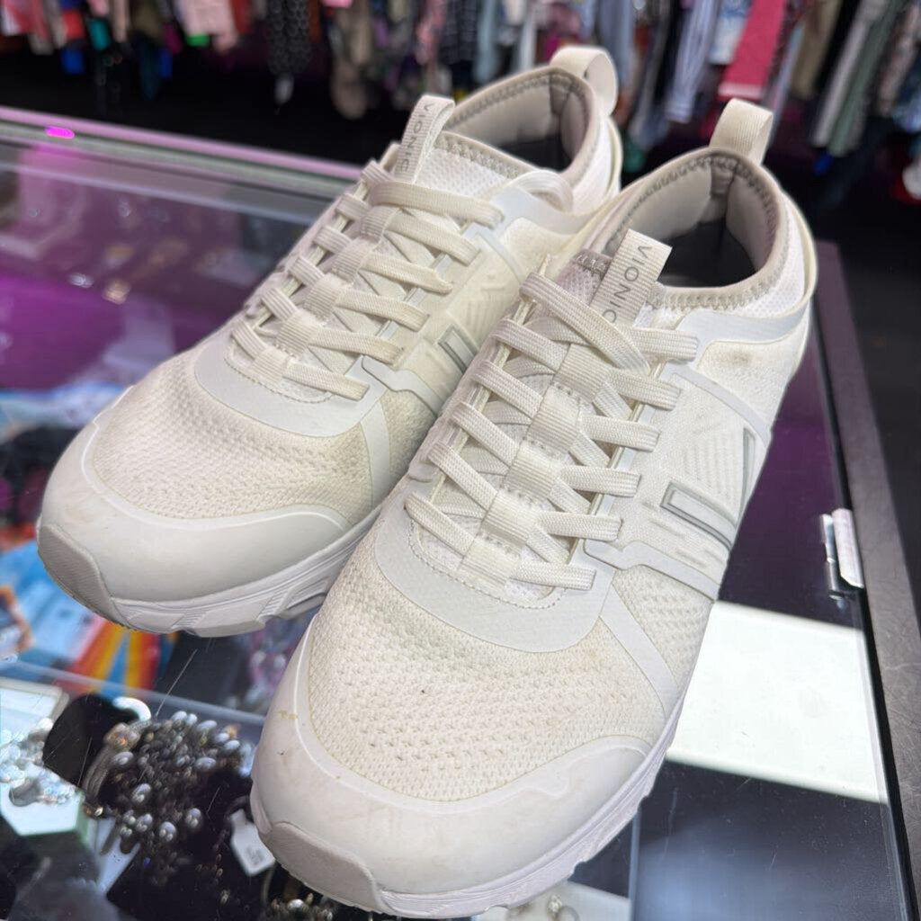 9.5 Vionic Captivate Sneaker