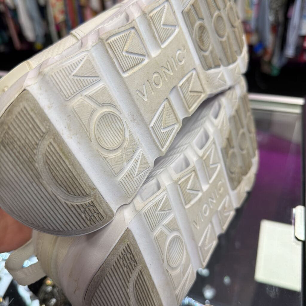 9.5 Vionic Captivate Sneaker