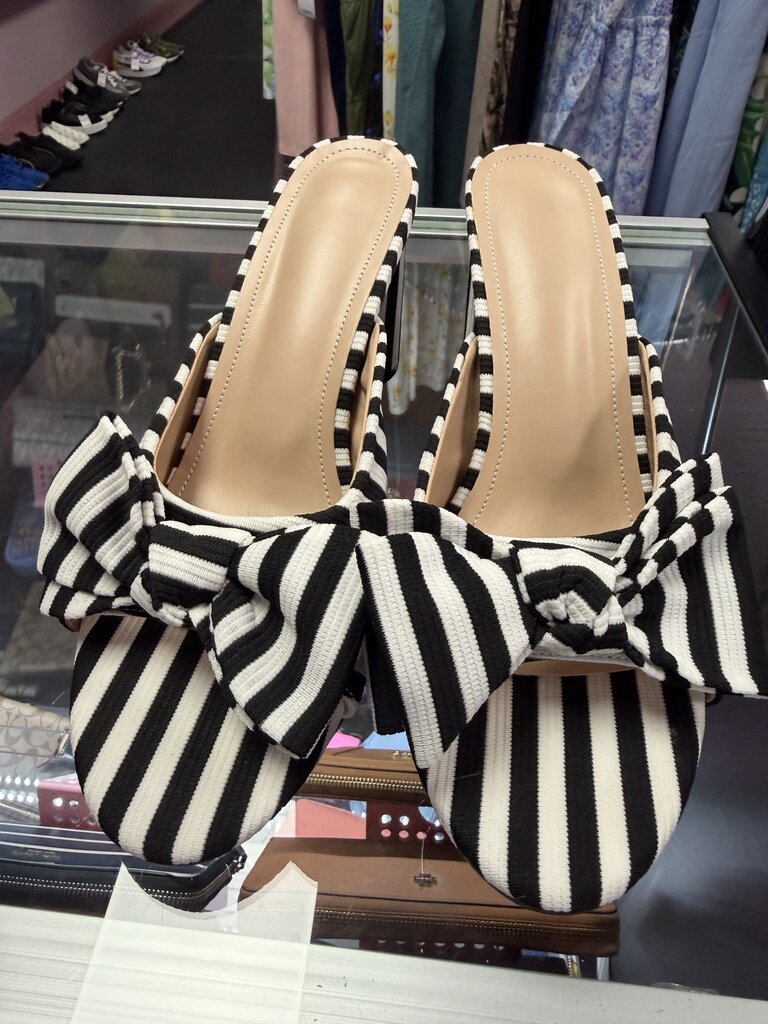 11.5/12 Unknown Stripe Bow Block Heel