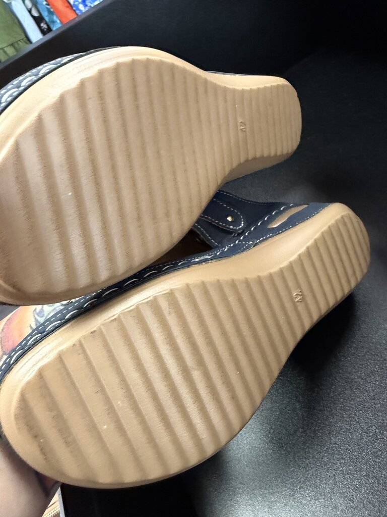 10.5/42 Unknown Thong Perforated Sandal