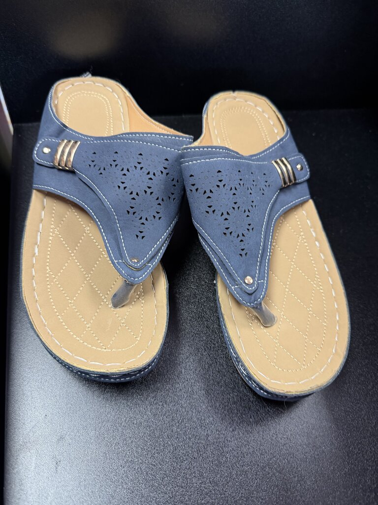 10.5/42 Unknown Thong Perforated Sandal