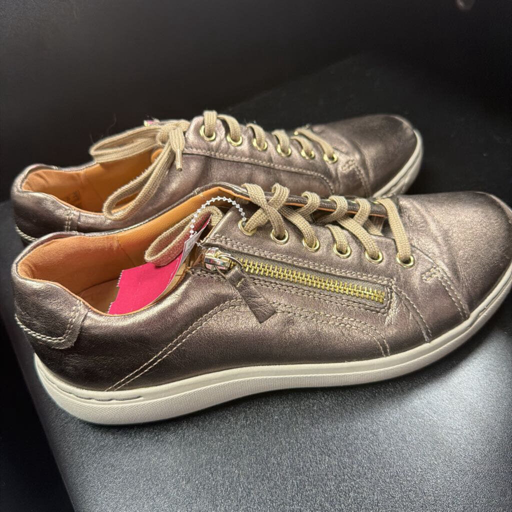 9 Clarks Nalle LAce Up Metallic Leather Finish Side Zip Sneaker
