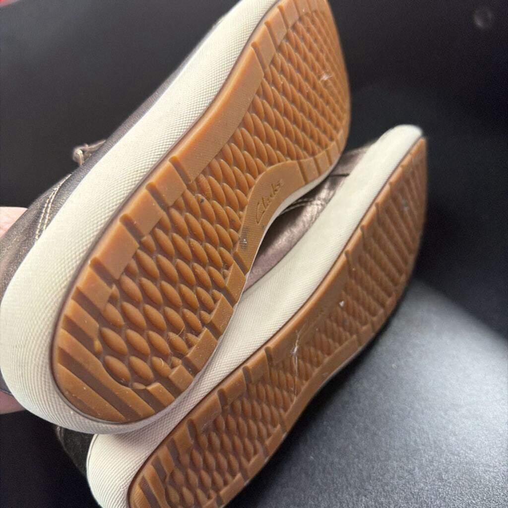 9 Clarks Nalle LAce Up Metallic Leather Finish Side Zip Sneaker