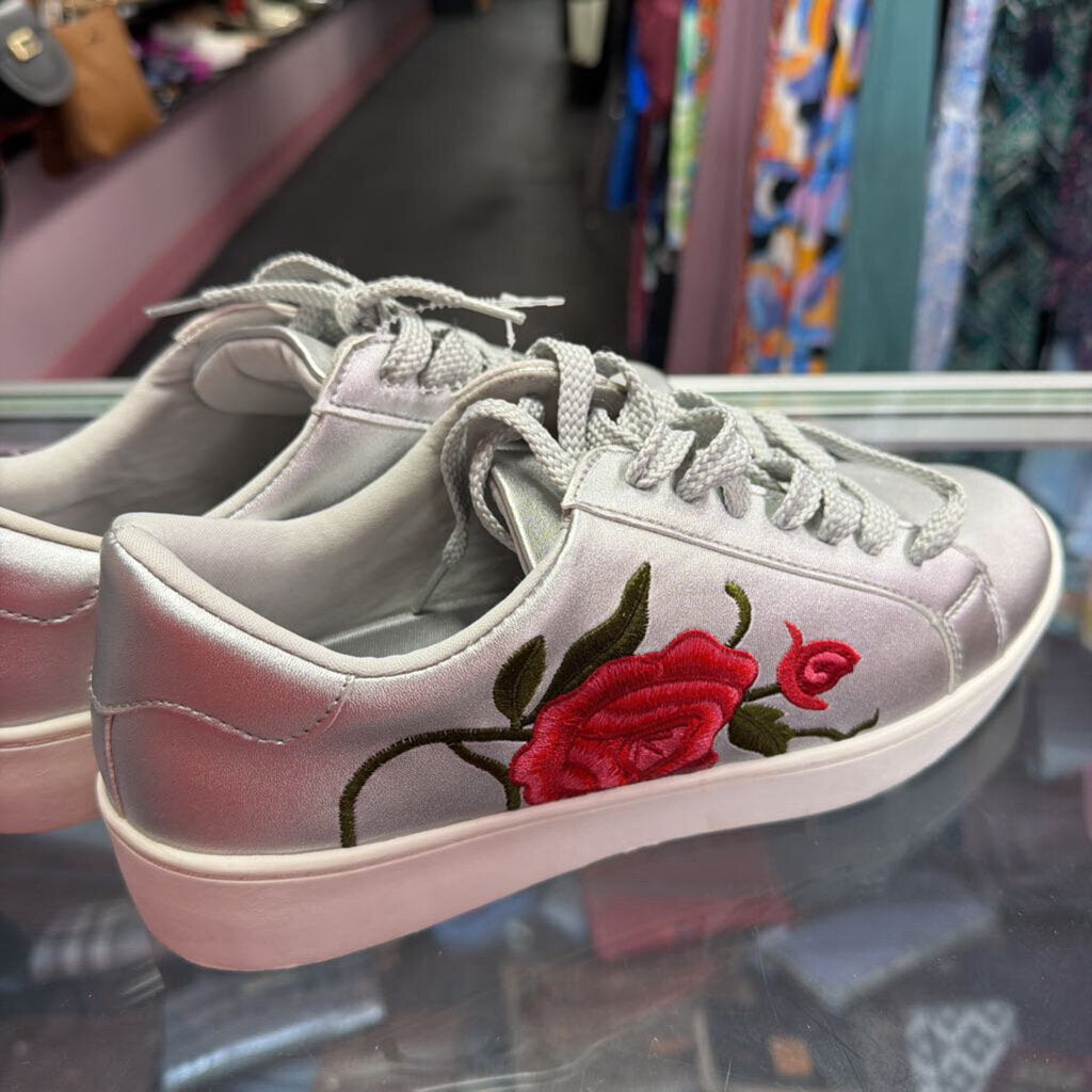 9.5WW Comfortveiw Embroidered Metallic Sneaker