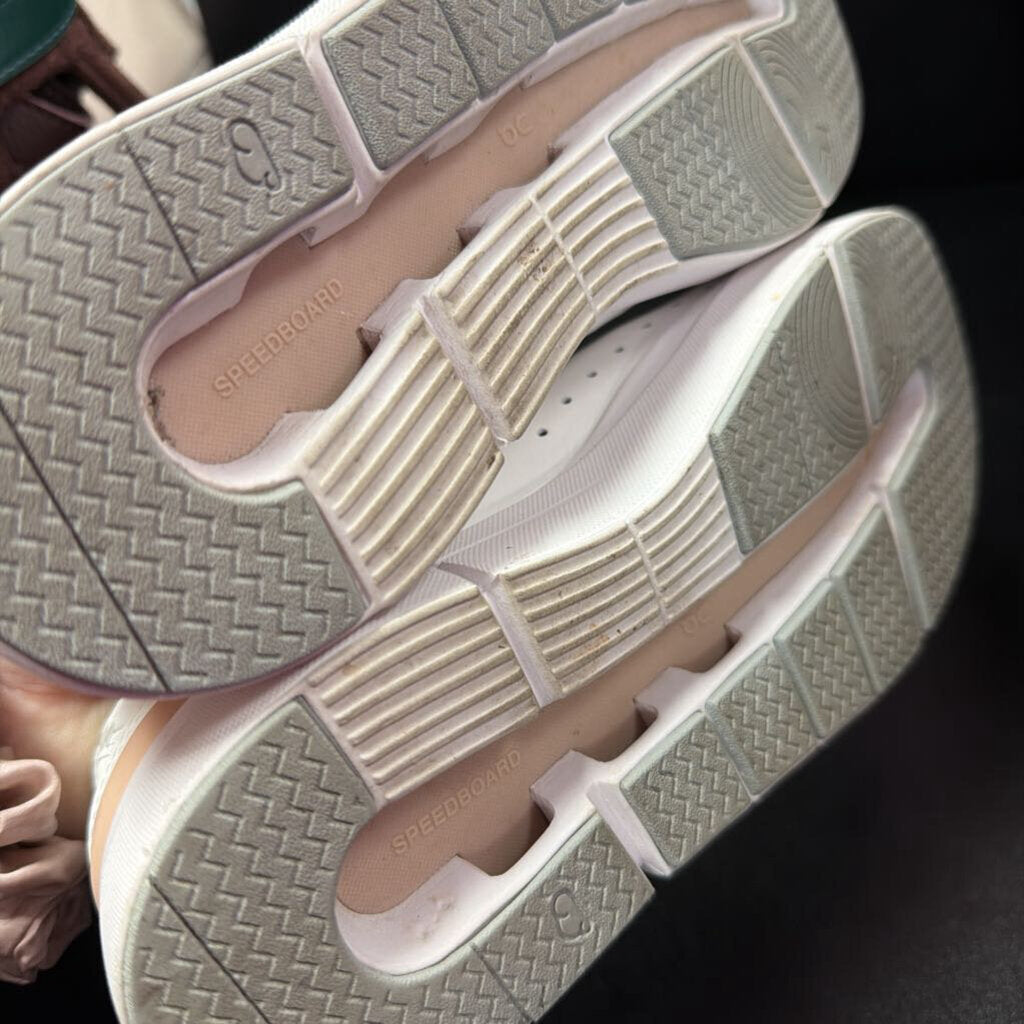 6.5 On Running On The Roger Advantage Sneakers Minimalist White