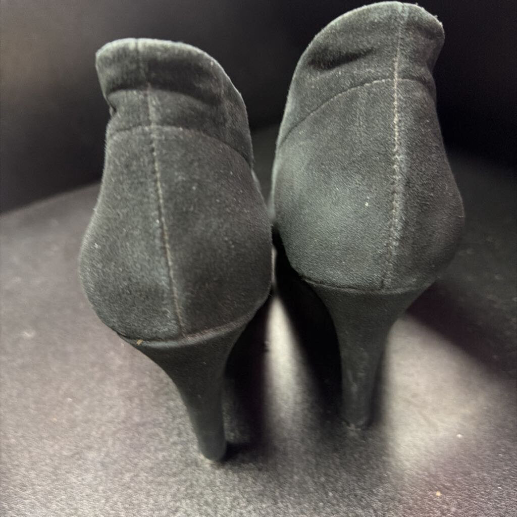 8 Adrienne Vittadini Velvet Round Toe Heel