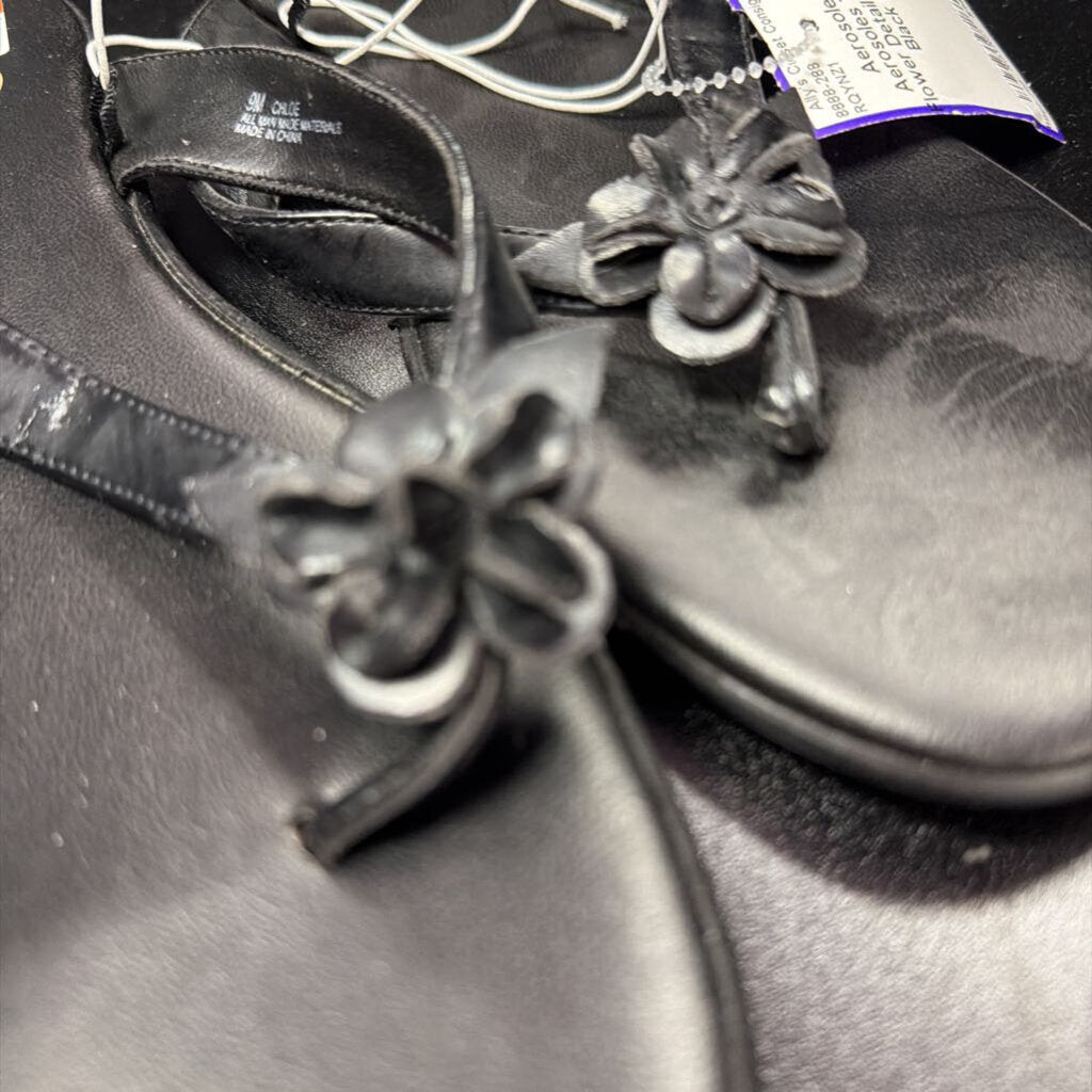 9 Aerosoles Thong Flower Detail Sandals