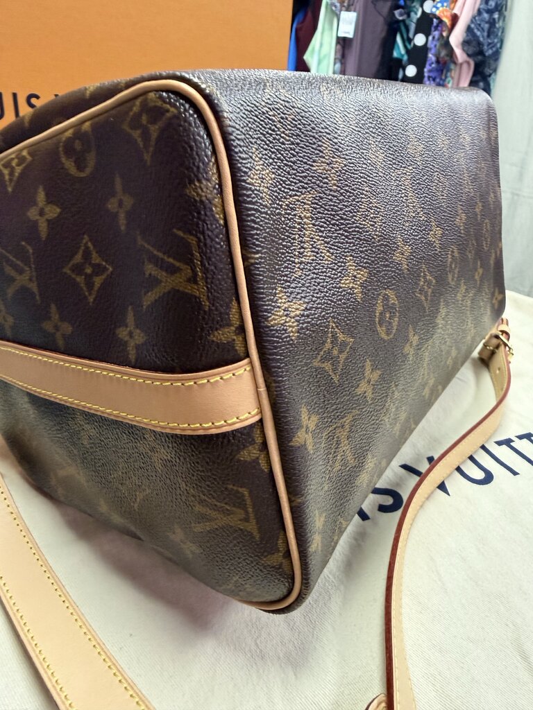 Louis Vuitton Speedy 30 Bandouliere Handbag Monogram w/ Lock &Key Retail $2040 Date code of CT1189 manufactured in France during the 19th week of 2019.