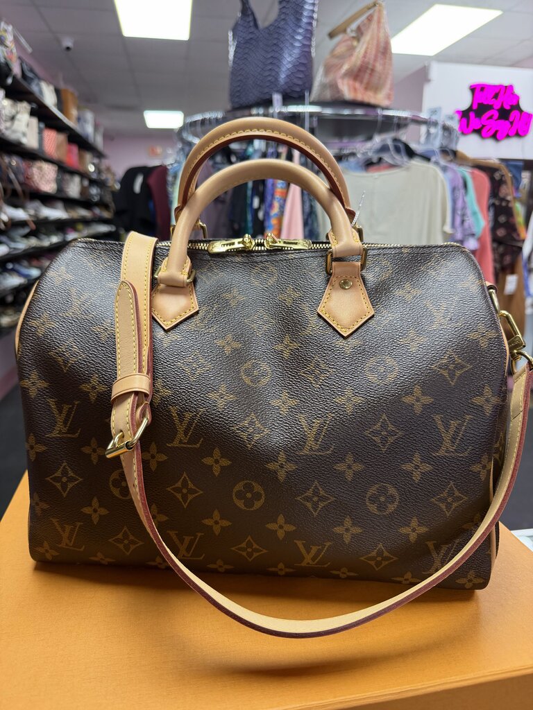 Louis Vuitton Speedy 30 Bandouliere Handbag Monogram w/ Lock &Key Retail $2040 Date code of CT1189 manufactured in France during the 19th week of 2019.