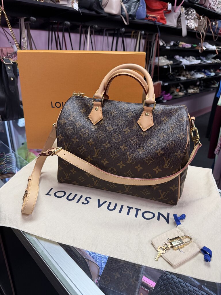 Louis Vuitton Speedy 30 Bandouliere Handbag Monogram w/ Lock &Key Retail $2040 Date code of CT1189 manufactured in France during the 19th week of 2019.