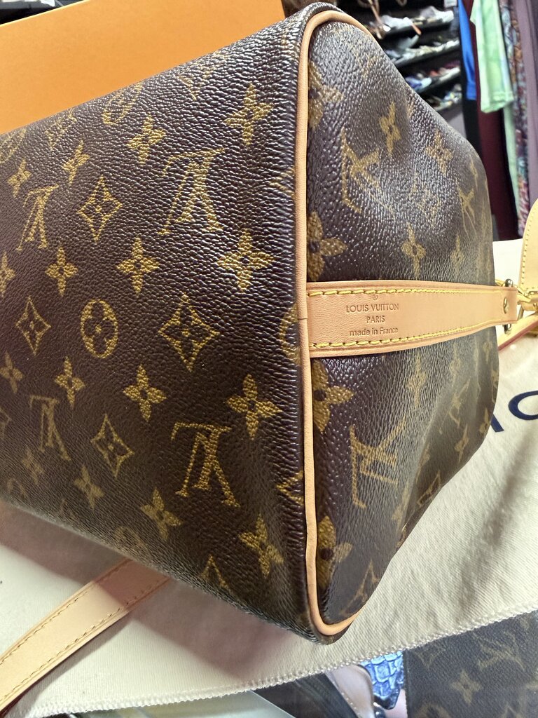 Louis Vuitton Speedy 30 Bandouliere Handbag Monogram w/ Lock &Key Retail $2040 Date code of CT1189 manufactured in France during the 19th week of 2019.