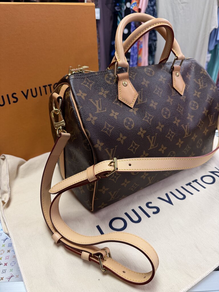 Louis Vuitton Speedy 30 Bandouliere Handbag Monogram w/ Lock &Key Retail $2040 Date code of CT1189 manufactured in France during the 19th week of 2019.