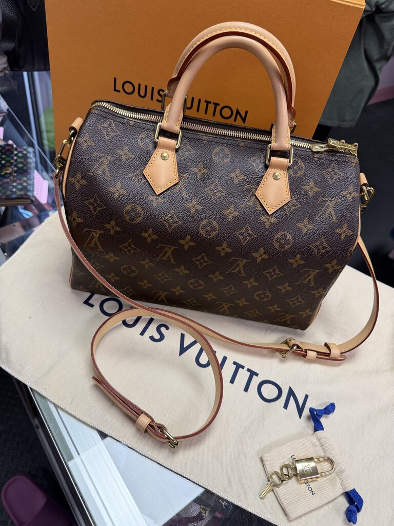 Louis Vuitton Speedy 30 Bandouliere Handbag Monogram w/ Lock &Key Retail $2040 Date code of CT1189 manufactured in France during the 19th week of 2019.