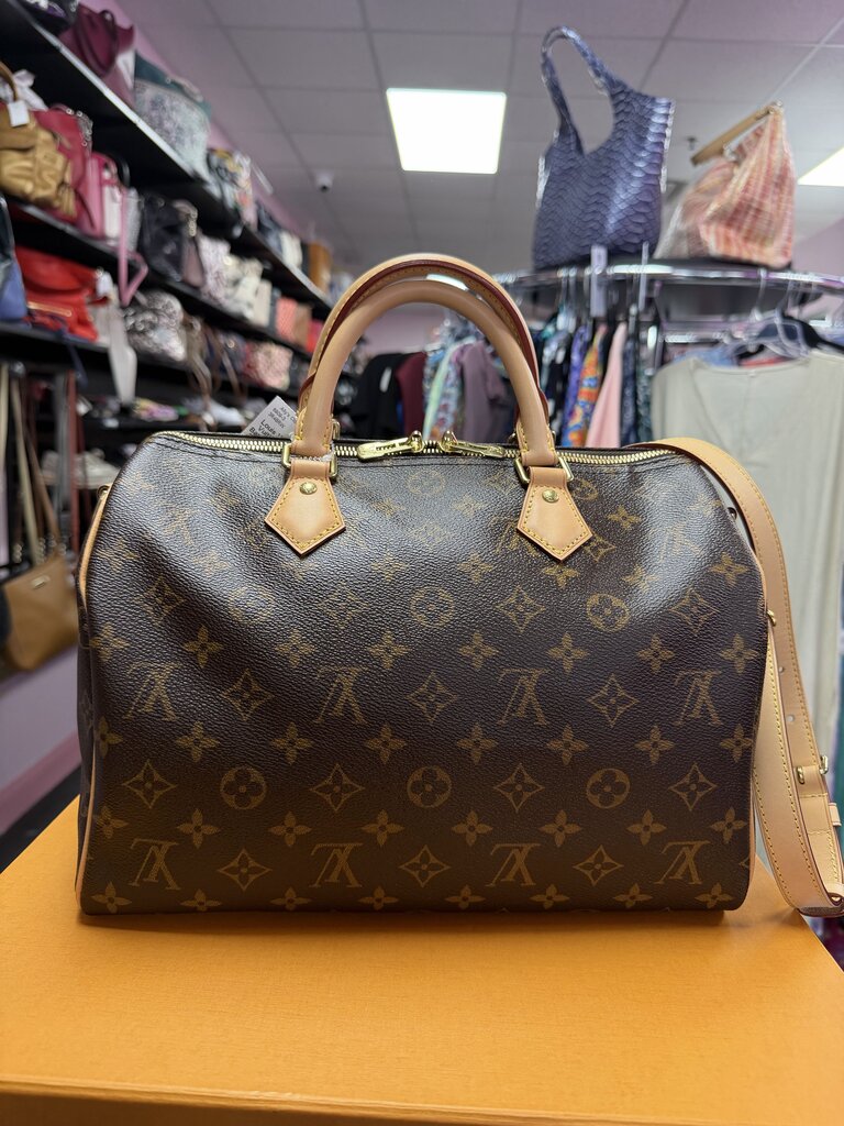 Louis Vuitton Speedy 30 Bandouliere Handbag Monogram w/ Lock &Key Retail $2040 Date code of CT1189 manufactured in France during the 19th week of 2019.