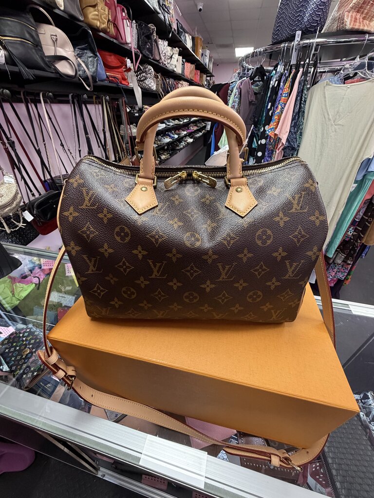 Louis Vuitton Speedy 30 Bandouliere Handbag Monogram w/ Lock &Key Retail $2040 Date code of CT1189 manufactured in France during the 19th week of 2019.