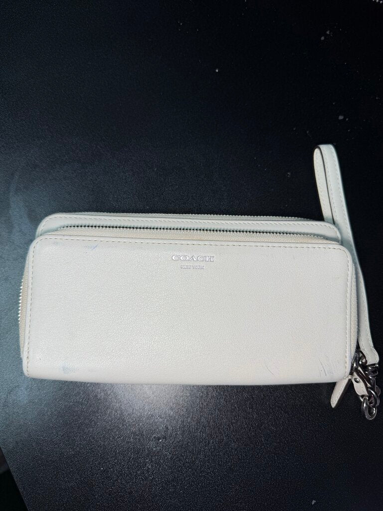 Coach Smooth Leather Zip Wristlet Wallet 2000s