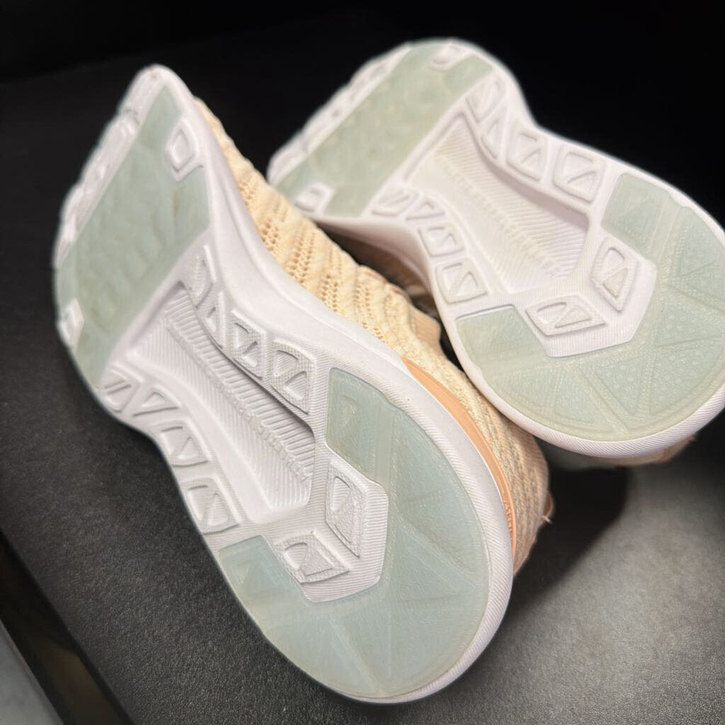 8.5 APL Techloom Wave Sneaker