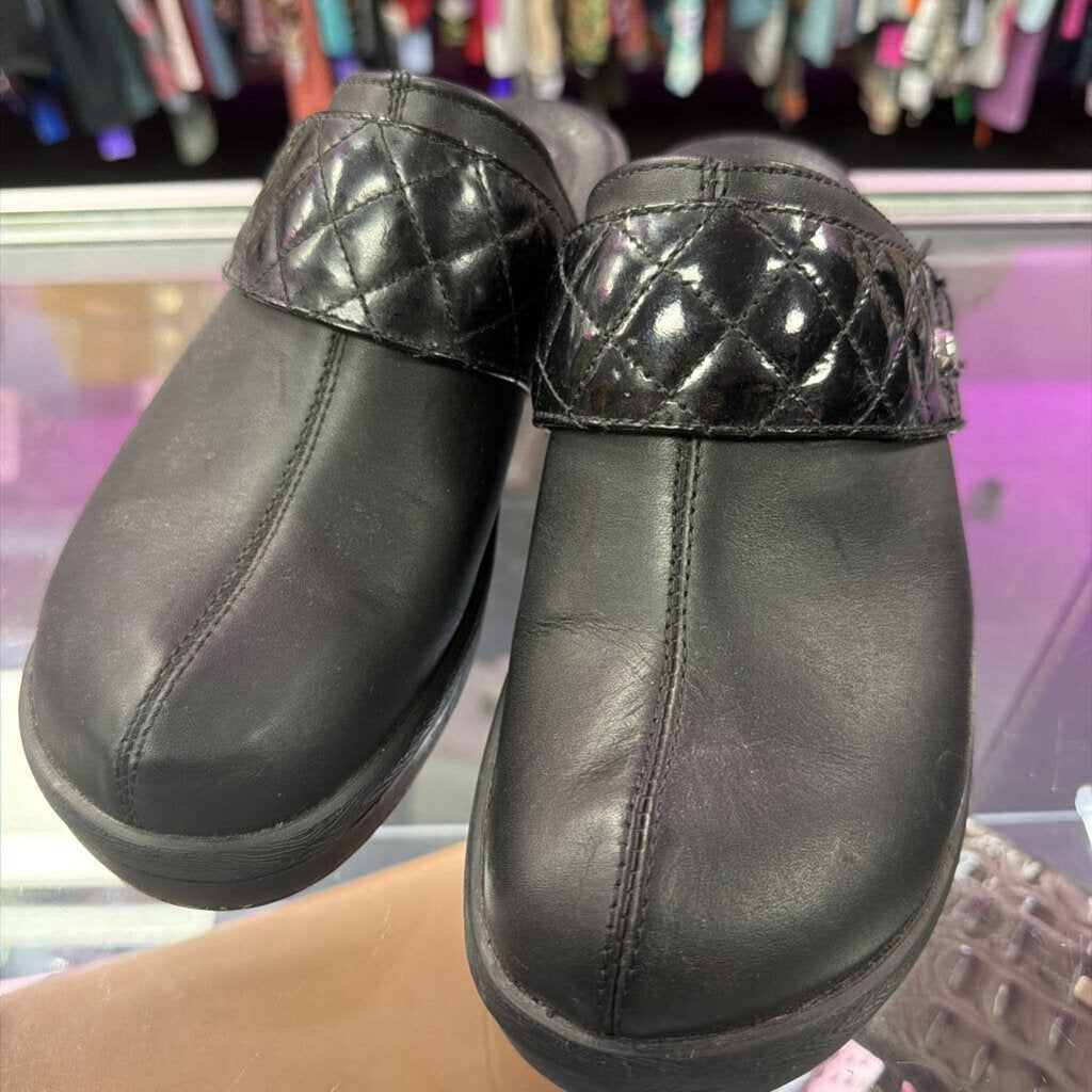 9 Crocs Cobbler Clogs Quilted Detail
