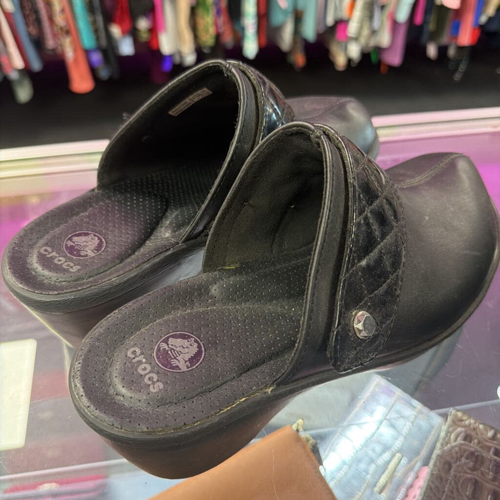 9 Crocs Cobbler Clogs Quilted Detail