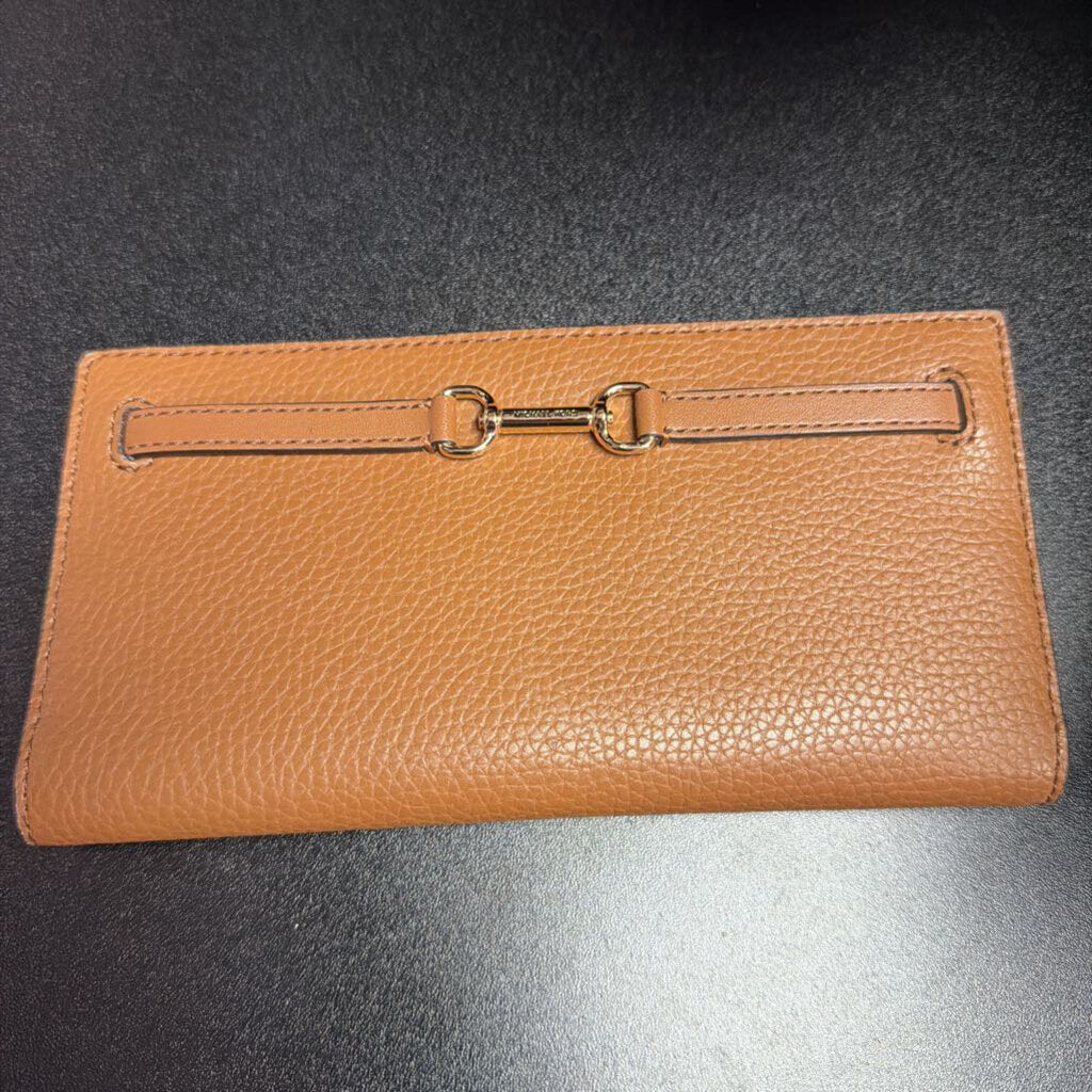 Michael Kors Carson Large pebbled Leather Wallet Buckle Detail