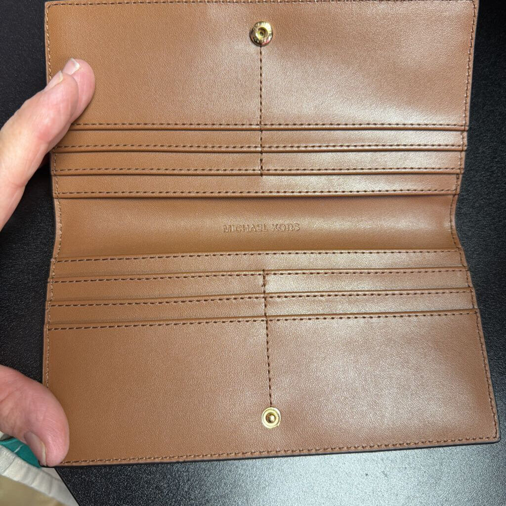 Michael Kors Carson Large pebbled Leather Wallet Buckle Detail