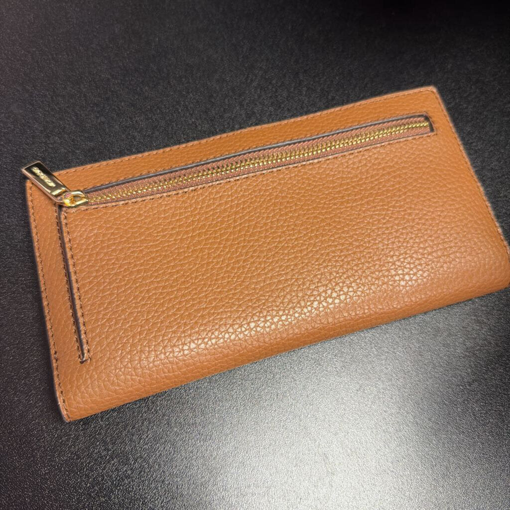 Michael Kors Carson Large pebbled Leather Wallet Buckle Detail