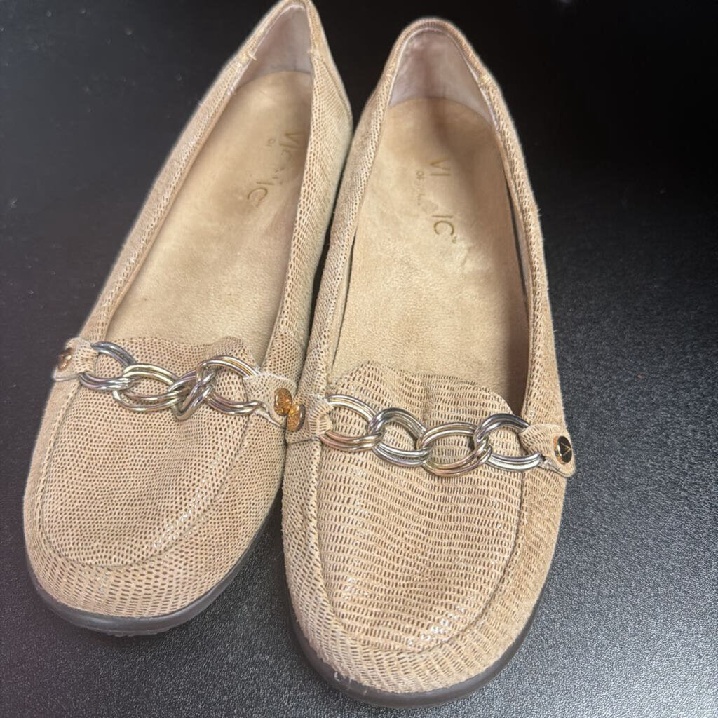 6 Vionic Alda Textured Chain Loafer