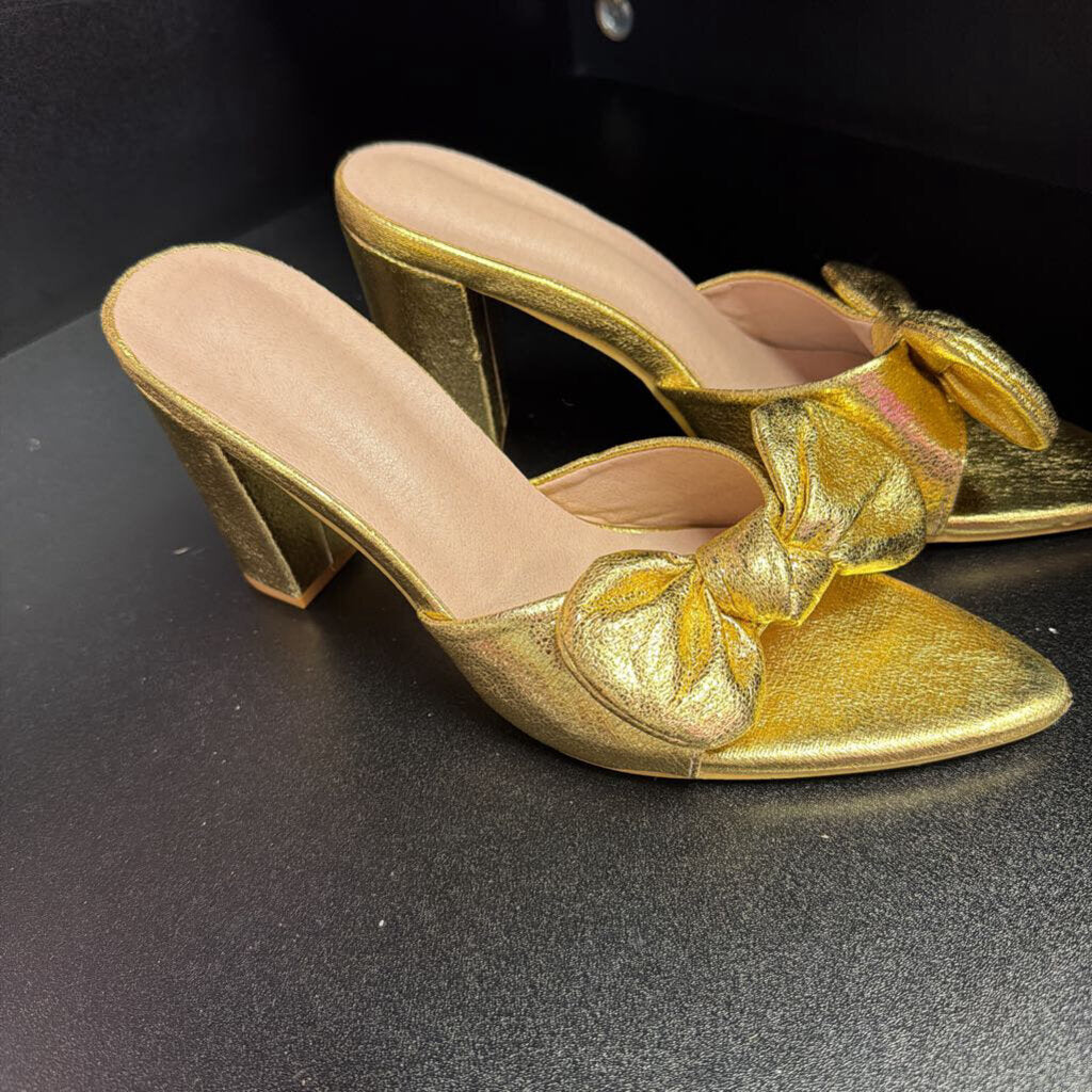9/9.5 Unknown Gold Slide Pointed Bow Chunky Heel